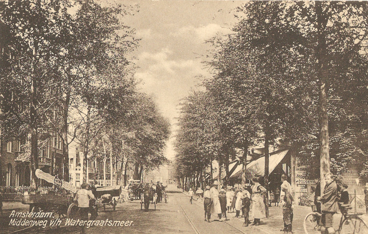 Middenweg 44 links - ± 1920 .<br />Foto: Jan van Deudekom 