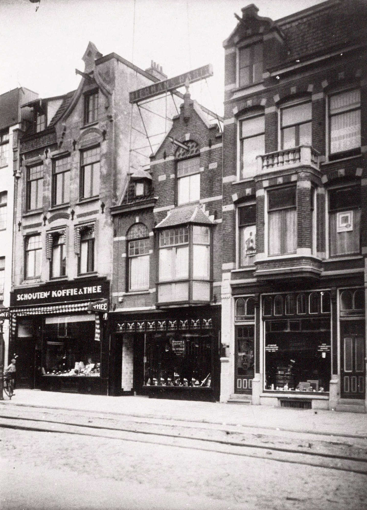 Schouten Middenweg 11 - 1939 .<br />Klik rechts bovenaan op de foto en de foto wordt vergroot weergegeven.<br />Foto: Beeldbank Amsterdam .<br />Foto: Beeldbank Amsterdam 