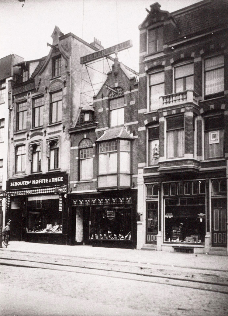 Miermans Middenweg 13 - 1939 .<br />Klik rechts bovenaan op de foto en de foto wordt vergroot weergegeven.<br />Foto: Beeldbank Amsterdam .<br />Foto: Beeldbank Amsterdam 