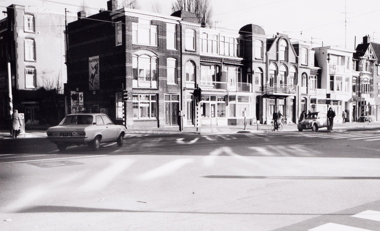 Middenweg 163- 165 - 1972 .<br />Klik rechts bovenaan op de foto en de foto wordt vergroot weergegeven.<br />Foto: Beeldbank Amsterdam .<br />Foto: Beeldbank Amsterdam 