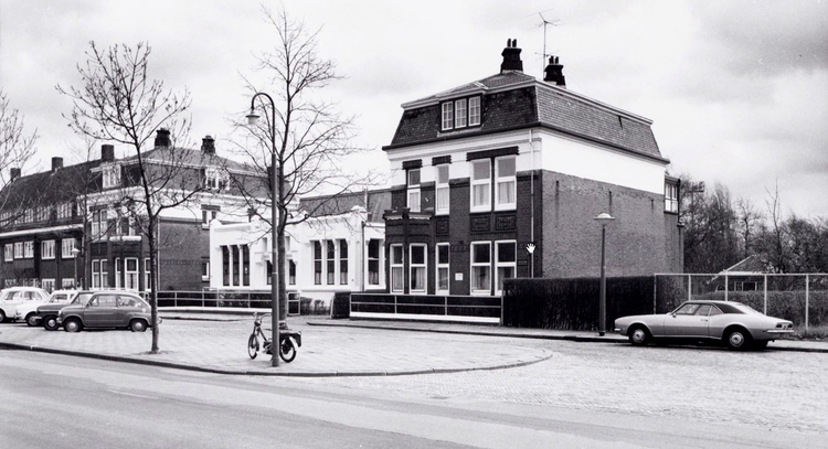 Kruislaan 182 - ± 1970 Hier was in de jaren 50 de fa. Ceelen gevestigd (grafische machines), later een Cash and Carry voor rijwielen en daarna Artbox.<br />Foto; Beeldbank Amsterdam 