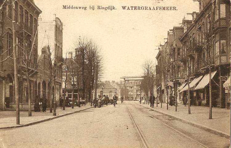 Middenweg 29 (rechts) - 1911 .<br />Foto: Jan van Deudekom 