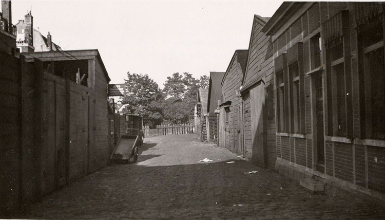 Miquelstraat, nu Wibautstraat - 1936 Bij de aanleg van de Wibautstraat verdwenen de Spoorbaanstraat, de Miquelstraat en een gedeelte van de Vrolikstraat.<br />.<br />Foto: Beeldbank Amsterdam 