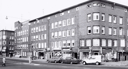 Molukkenstraat 197 (links) Groentenwinkel Ruhl - 1972 .<br />Foto: Beeldbank Amsterdam 