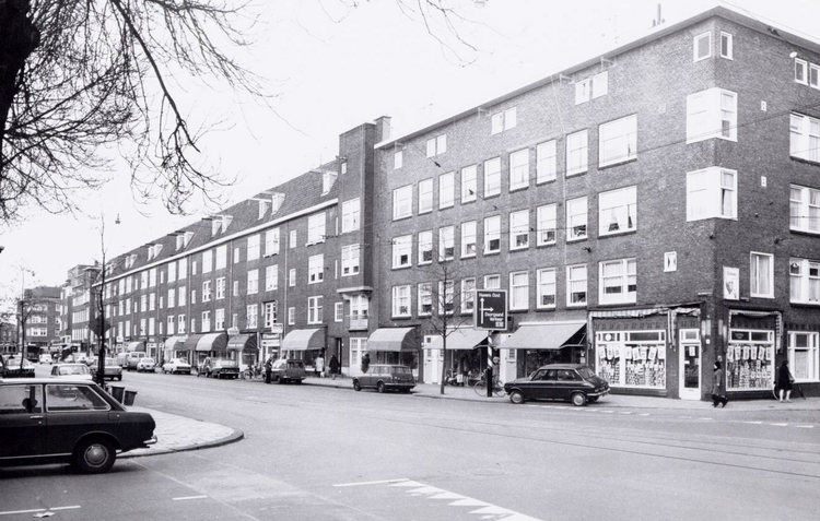 Molukkkenstraat 165 (2e winkel links van de hoek) - 1972 .<br />Foto: Beeldbank Amsterdam 