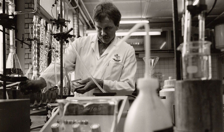 Omval 65 - 1989 .<br />Analist bezig met de afwaterbepaling op het analytisch laboratorium.<br />.<br />Foto: Beeldbank Amsterdam 