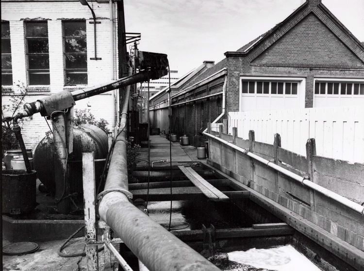 Omval 65 - 1989 .<br />Opvangbak voor het proceswater met olieafscheiding.<br />.<br />Foto: Beeldbank Amsterdam 