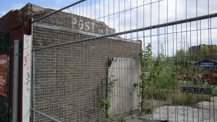 Cruqiusweg 78-82 - 2014 Wat er van over is. Het bedrijf werd in 2009 door brand verwoest en zit nu in Amstelveen.<br />.<br />Foto: Jo Haen 