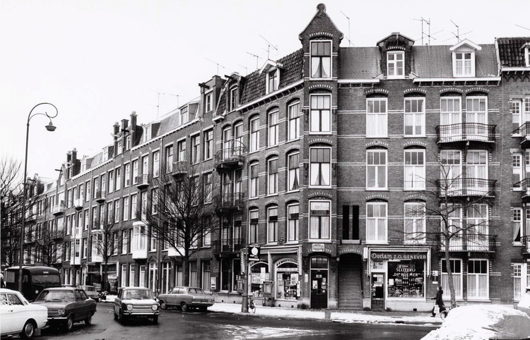 Pretoriusplein 12 (hoekpand links van trap) - 1972 .<br />Foto: Beeldbank Amsterdam 