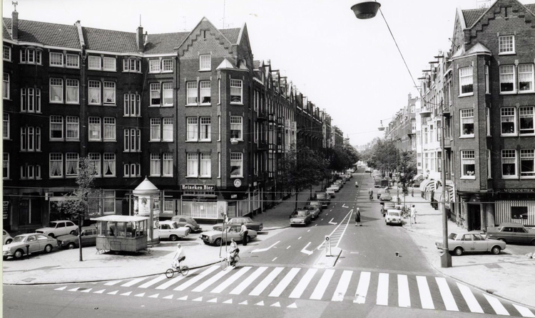 Linnaeusstraat 84 (rechts) - 1973 .<br />Foto: Beeldbank Amsterdam 