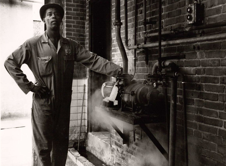 Omval 65 - 1989 .<br />Procesoperator bij het starten van de vacuümpomp t.b.v. de distillatie van de grondstof Kenton.<br />.<br />Foto: Beeldbank Amsterdam 