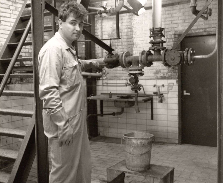Omval 65 - 1989 .<br />Procesoperator in de zuurgalerij waar de Friedel Graftsynthese wordt uitgevoerd t.b.v. Muskus Kentonfabricage.<br />.<br />Foto: Beeldbank Amsterdam 