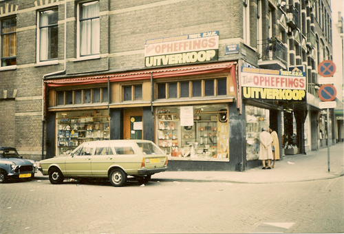 Middenweg 30 Sluiting winkel Proeskie - 1982 .<br />Klik rechts bovenaan op de foto en de foto wordt vergroot weergegeven.<br />Foto: Theo Proeskie © .<br />Foto: Joop Vervetjes/Familie Jan van Deudekom © 