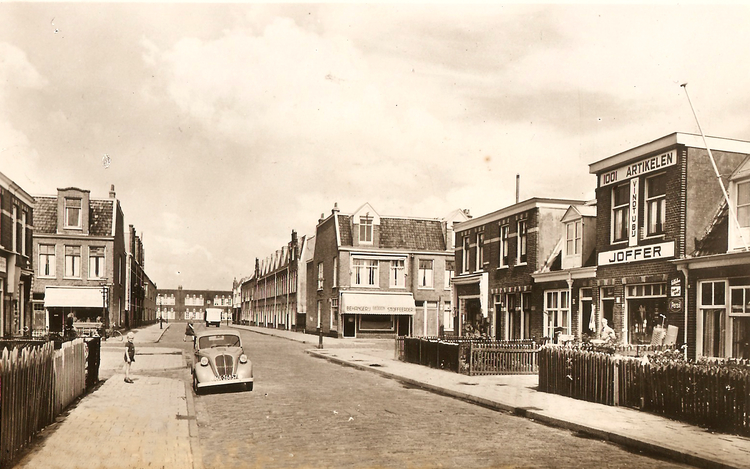 Reaumurstraat 26 (hoekpand links van Joffer) - ± 1935 .<br />Foto: Jan van Deudekom 
