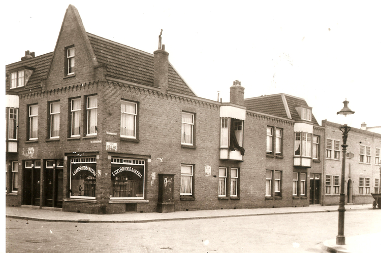 Reaumurstraat 54 - 1928 .<br />Foto: Jan van Deudekom 