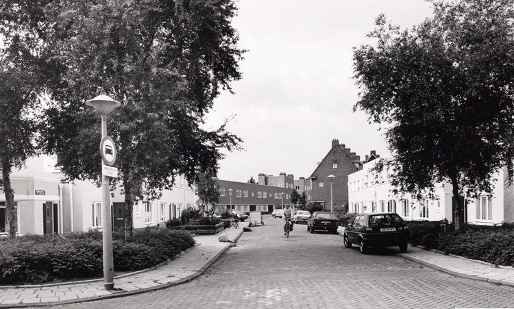 Tuinbouwstraat 02 rechts 2-8 v.l.n.r. - 1985 .<br />Foto: Beeldbank Amsterdam 