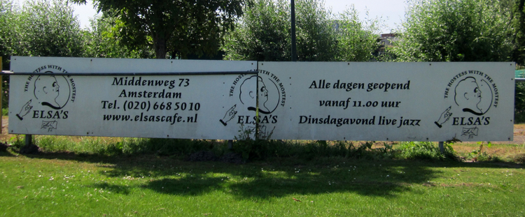 Middenweg 73 - 2013 Reclamebord op het voetbalveld van De Meer op sportpark Drieburg. 