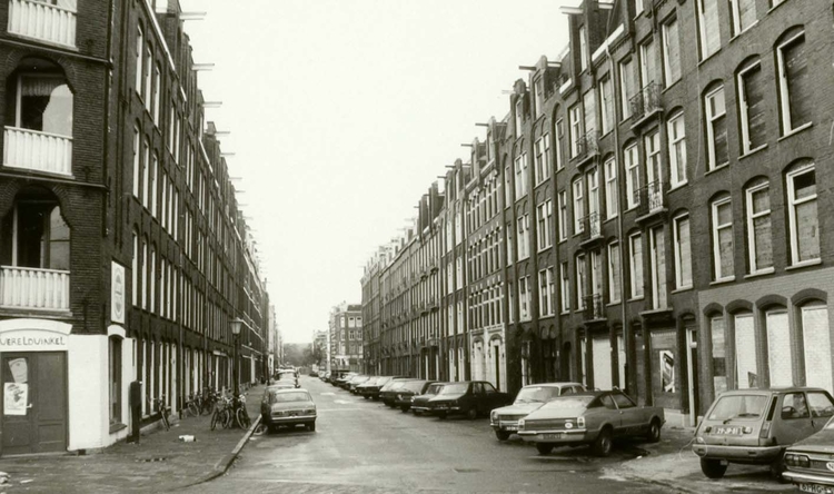 Reinwardtstraat 73-113 (rechts) - 1980 .<br />Foto: Beeldbank Amsterdam 