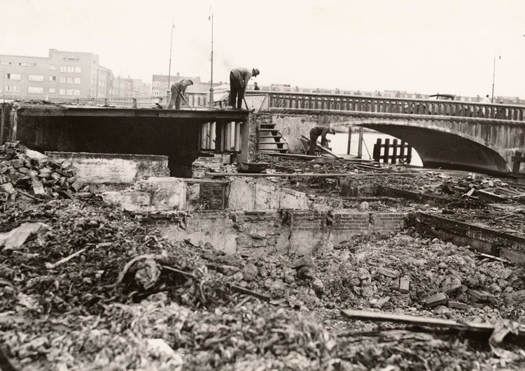 Ringdijk 112 - 1931 Schollenbrug werd in 1931 afgebroken om plaats te maken voor een verbrede brug.<br />Foto: Beeldbank Amsterdam 
