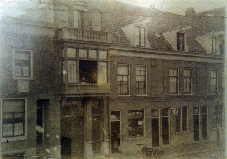 Ringdijk 10 (rechts naast huis met erker) - ± 1920 .<br />Foto: Jan van Deudekom 