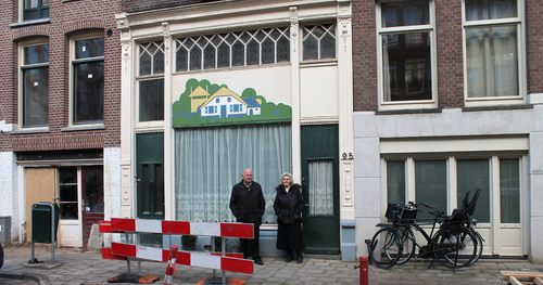 Ruyschstraat 93 - 2015 De melkboer en zijn vrouw wonen nog steeds achter de winkel.<br />.<br />Foto: Jo Haen 