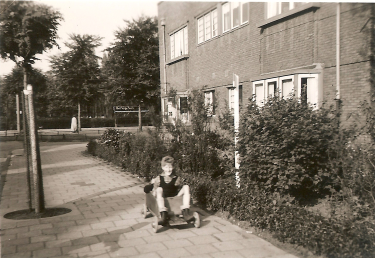 Egstraat hoek Middenweg 184 - ± 1965 .<br />Foto: Marijke Rietfort 