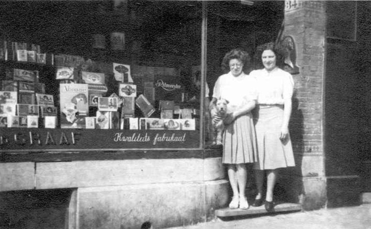 Sigarenwinkel v.d.Graaf Middenweg 34 - 1943 .<br />Klik rechts bovenaan op de foto en de foto wordt vergroot weergegeven.<br />Foto: mevrouw Angeline van de Graaf © .<br />Foto: mevrouw Angeline van de Graaf © 