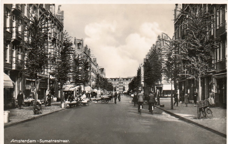 Sumatrastraat 42 (links)  -  1937 .<br />Foto: John Haen 
