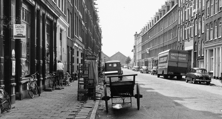 Tweede Oosterparkstraat 39 Eikelhof (rechts)  - ± 1950 .<br />Foto: Beeldbank Amsterdam 
