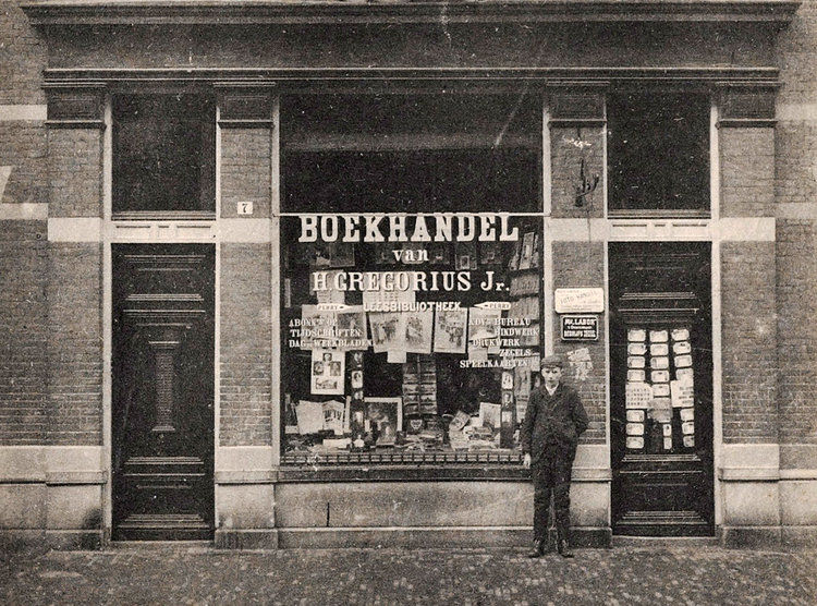 Tweede van Swindenstraat 7 - 1910 .<br />Klik rechts bovenaan op de foto en de foto wordt vergroot weergegeven.<br />Foto: Beeldbank Amsterdam .<br />Foto: Beeldbank Amsterdam 