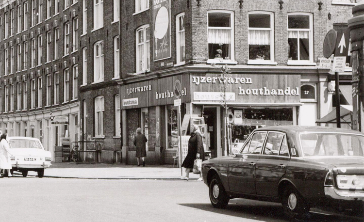 von Zesenstraat 62 hoek Dapperstraat 27 - 1967 .<br />Klik rechts bovenaan op de foto en de foto wordt vergroot weergegeven.<br />Foto: Beeldbank Amsterdam .<br />Foto: Beeldbank Amsterdam 