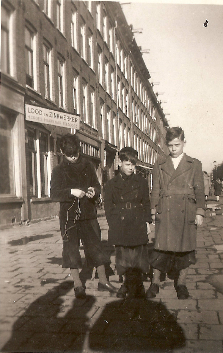 Wagenaarstraat 19 Lood en Zinkwerken - 1951 .<br />Foto; Wim de Waal .<br />Op de foto v.l.n.r. Tonny van Hase, Cor en Wim de Waal<br />Foto; Wim de Waal 
