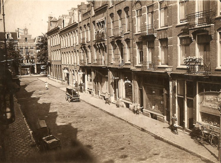 Wakkerstraat 1a (achteraan rechts) - ± 1915 .<br />Foto: Jan van Deudekom 