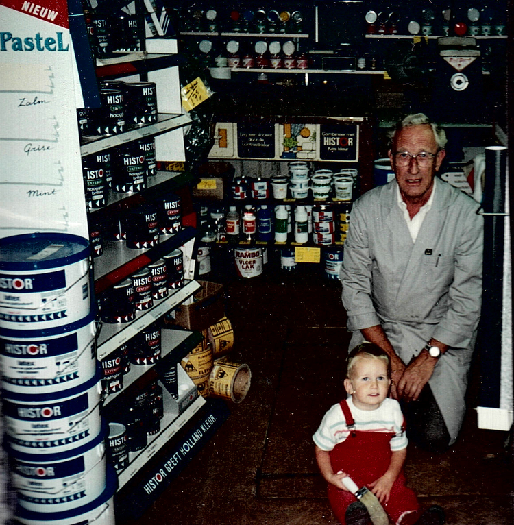 Wakkerstraat 12 - 1991 .<br />Foto: Saskia van Honschoten De heer van Honschoten met zijn oudste kleinzoon.<br />Foto: Saskia van Honschoten 