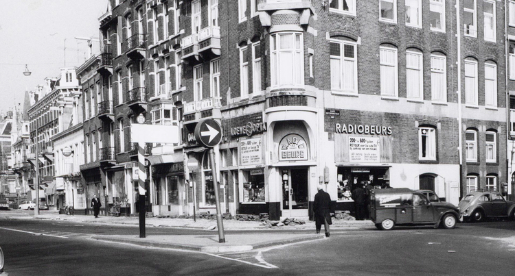 Weesperzijde 44 (2e pand vanaf de hoek) - 1970 .<br />Foto: Beeldbank Amsterdam 