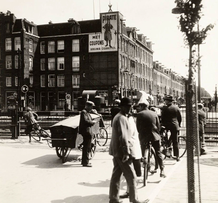 1e Oosterparkstraat 107 hoek Wibautstraat - ± 1935 .<br />Foto: Beeldbank Amsterdam 