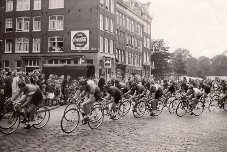 Dapperstraat 10 (café op de hoek) Wielerwedstrijd vanuit Pieter Vlamingstraat de Dapperstraat in - ± 1955 .<br />Foto: Geertje van Geenen 