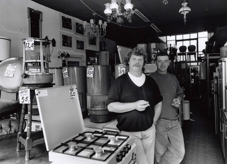 Wijttenbachstraat 31 - 1996 .<br />Foto: Beeldbank Amsterdam .<br />Het interieur van een winkel in tweedehands artikelen. Links de heer Cor Hoekstra en rechts de heer Henk Schouten.<br />Foto: Beeldbank Amsterdam 