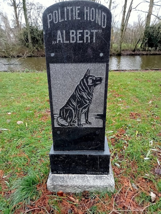 Gedenkteken politiehond Albert in 2024  