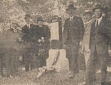 krantenfoto uit 1924 van plaatsing gedenkteken politiehond Albert  